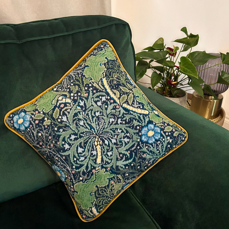 bt-tac26_1 Petit Point borduurpakket Henry Dearle - Seaweed - Bothy Threads