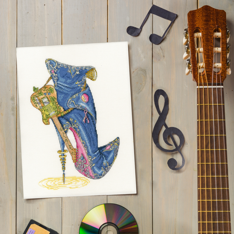 bt-xsk25_1 Borduurpakket Sally King - Blues And Sole - Bothy Threads