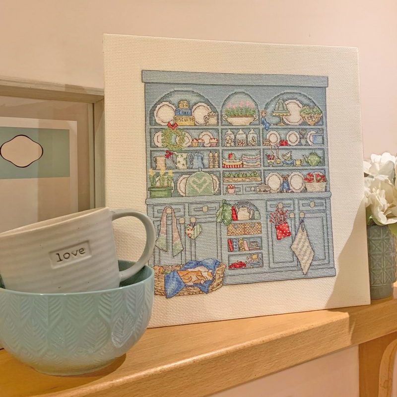 bt-xss27_1 Borduurpakket Sally Swannell - Country Dresser - Bothy Threads