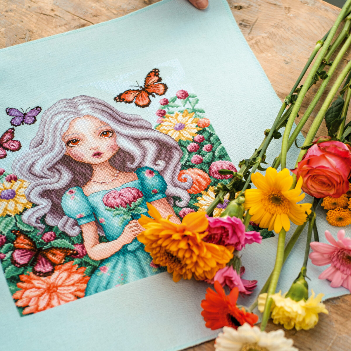 0206839_deco2 Telpakket kit Meisje met dahlia's en vlinders