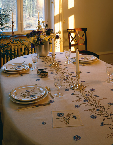 12-4091.jpg Eva Rosenstand - Tafelkleed met korenbloemen