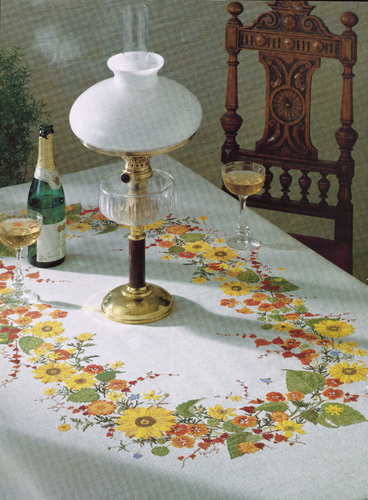 92-2104.jpg Eva Rosenstand - Tafelkleed met zomerbloemen